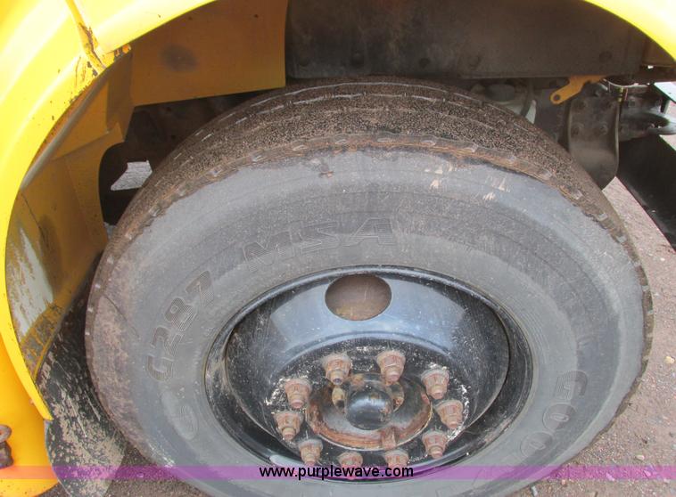 image for item L3885 2001 International school bus