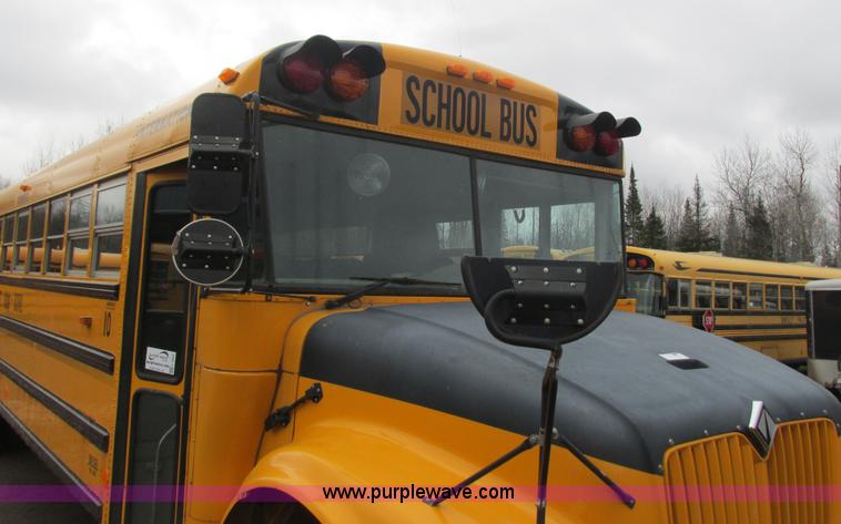 image for item L3885 2001 International school bus