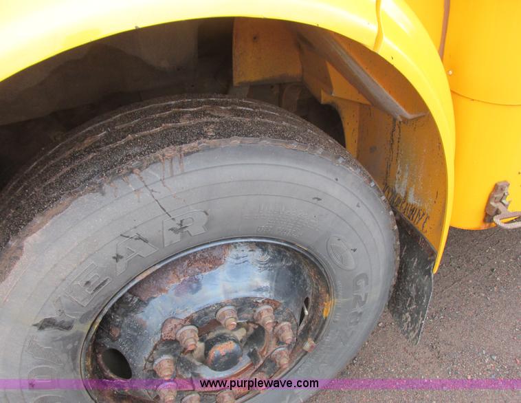 image for item L3885 2001 International school bus