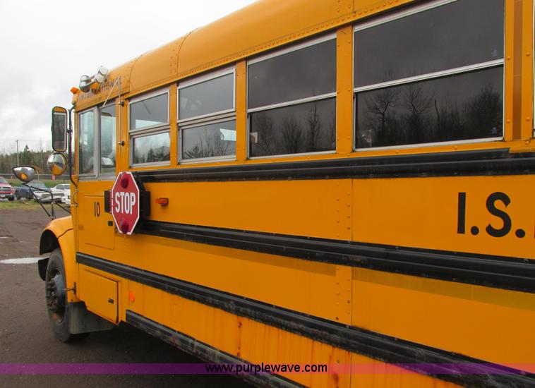 image for item L3885 2001 International school bus