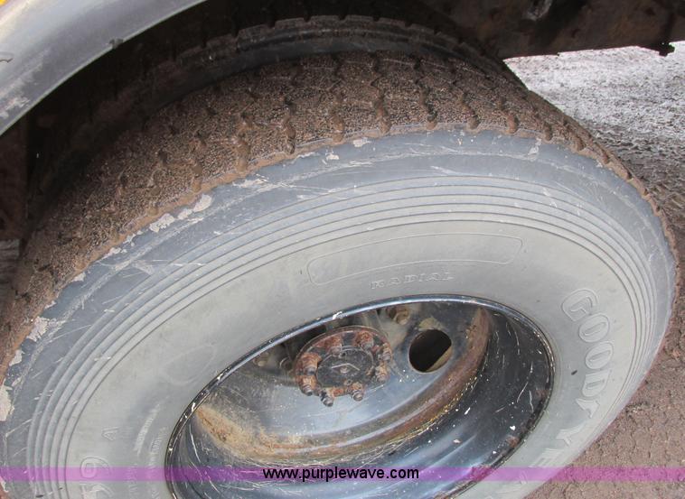 image for item L3885 2001 International school bus