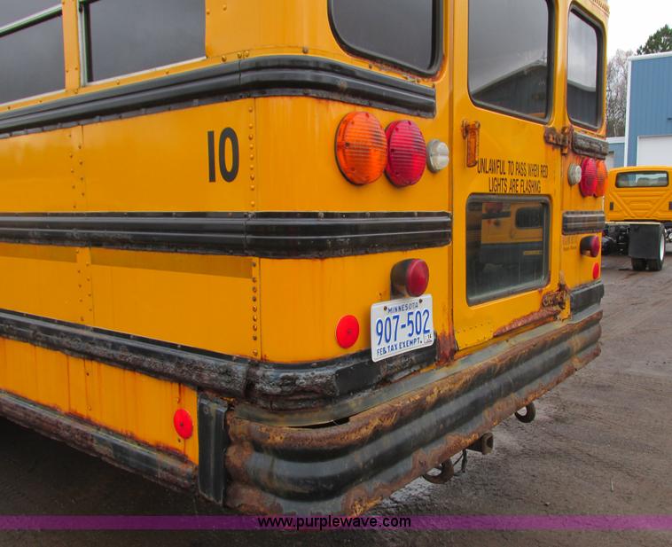 image for item L3885 2001 International school bus
