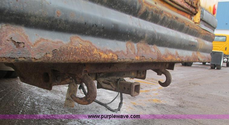 image for item L3885 2001 International school bus