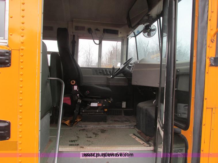 image for item L3885 2001 International school bus