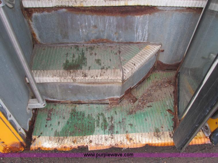 image for item L3885 2001 International school bus