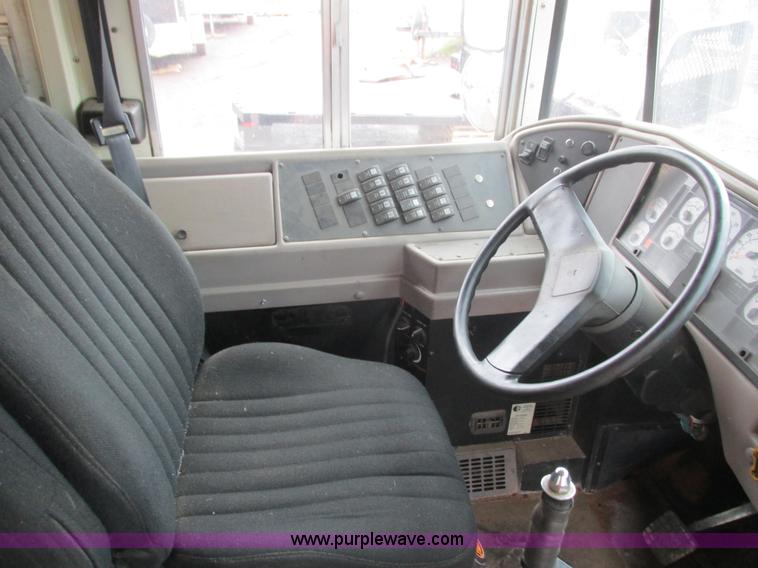 image for item L3885 2001 International school bus