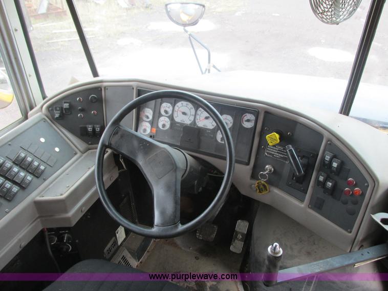 image for item L3885 2001 International school bus