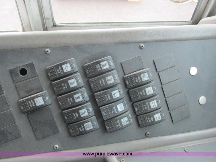 image for item L3885 2001 International school bus