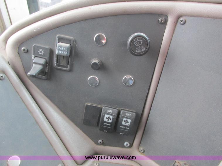 image for item L3885 2001 International school bus