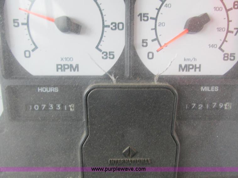 image for item L3885 2001 International school bus