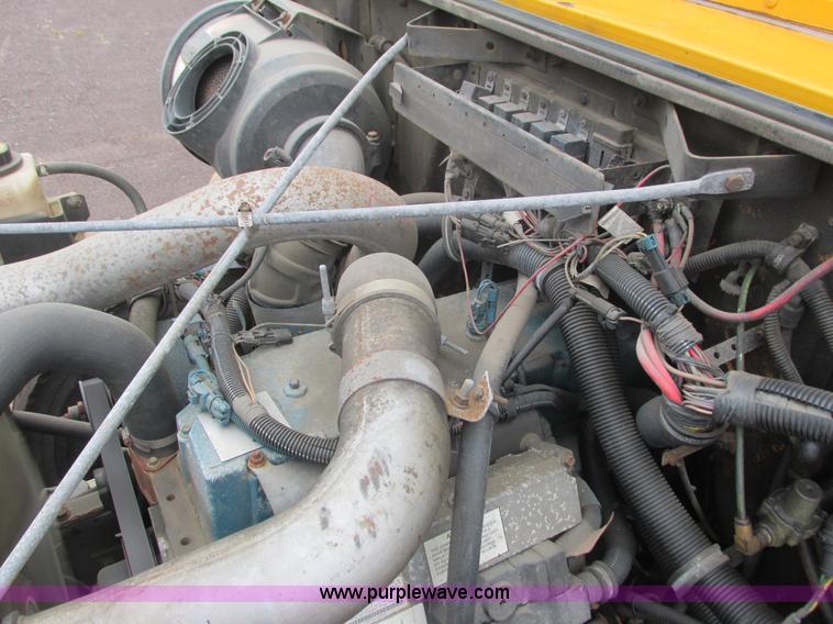 image for item L3885 2001 International school bus