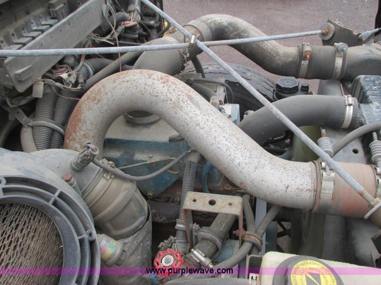 image for item L3885 2001 International school bus