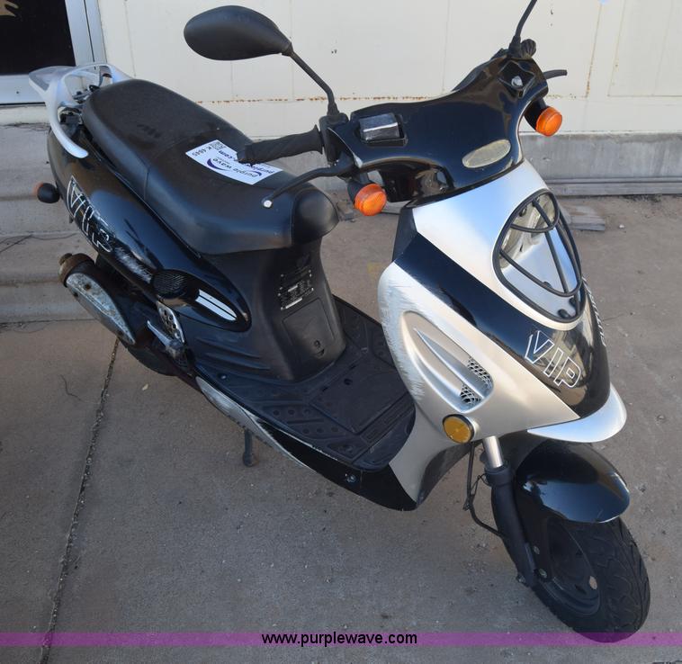 image for item K4845 2007 VIP moped