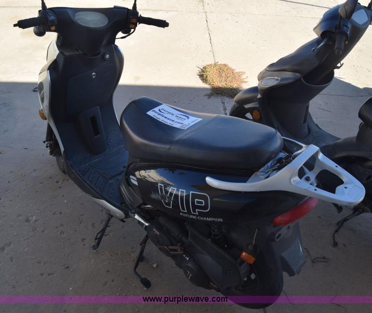 image for item K4845 2007 VIP moped