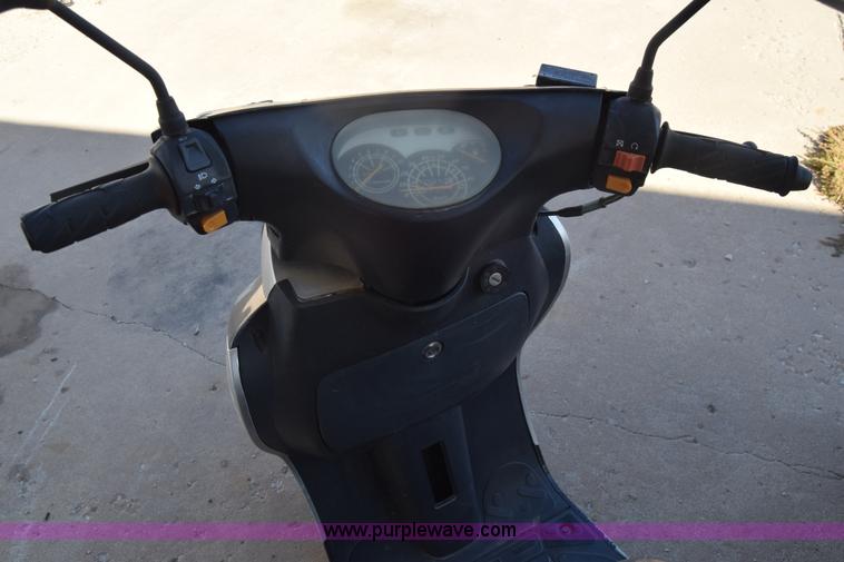 image for item K4845 2007 VIP moped