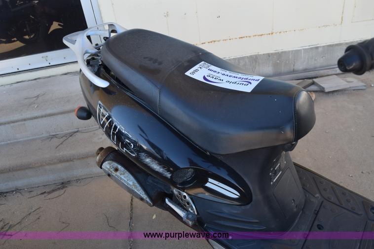 image for item K4845 2007 VIP moped