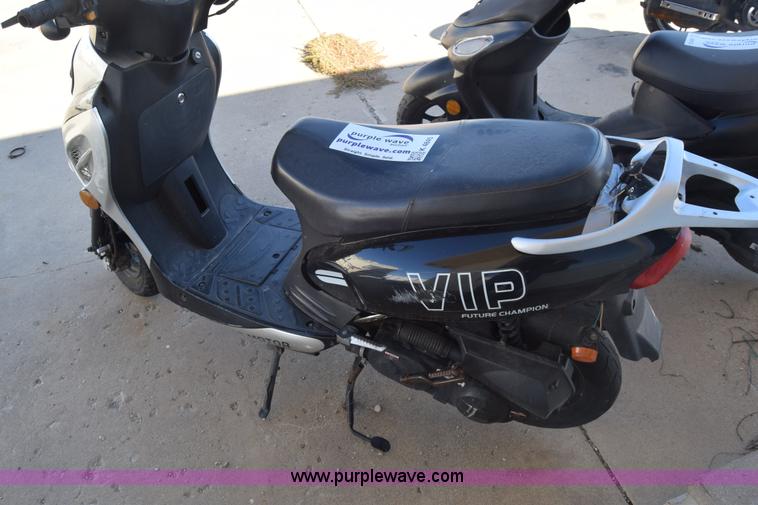 image for item K4845 2007 VIP moped