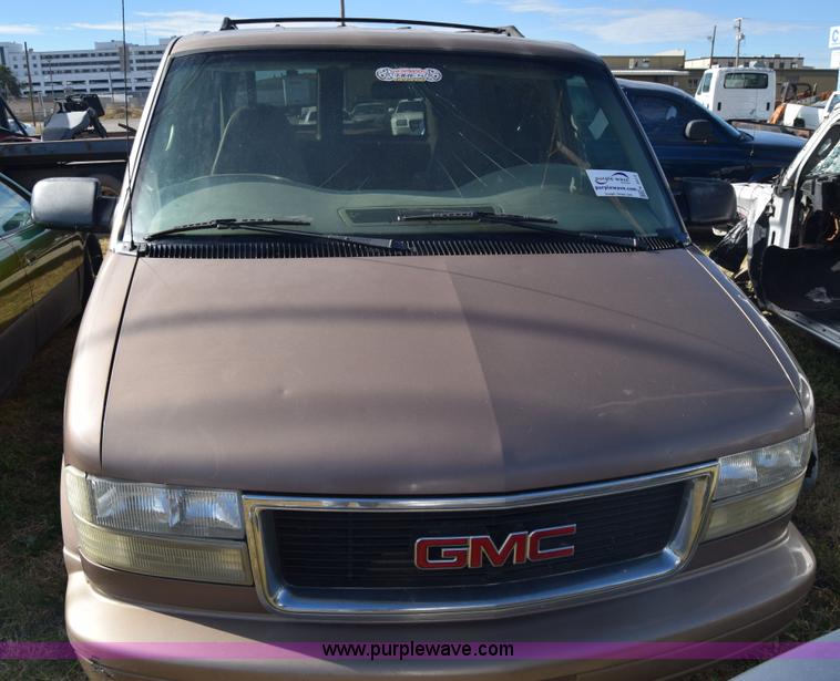 image for item K4912 2001 GMC Safari van