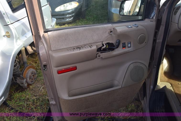 image for item K4912 2001 GMC Safari van
