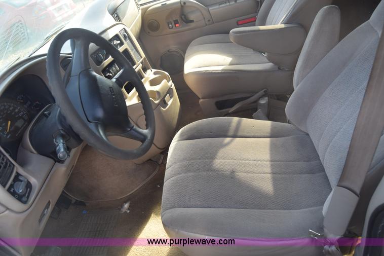 image for item K4912 2001 GMC Safari van