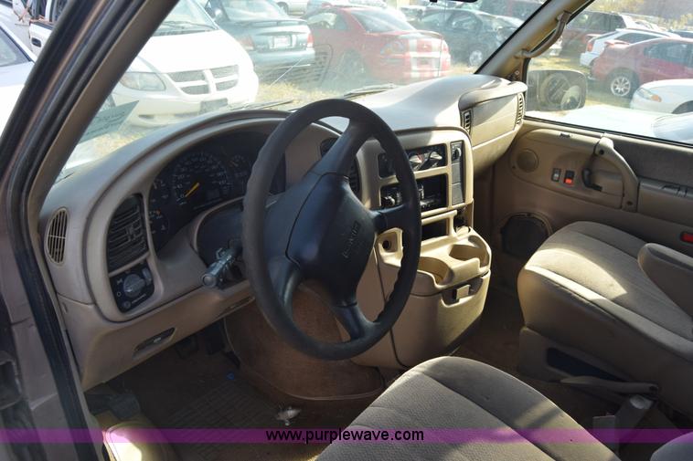 image for item K4912 2001 GMC Safari van