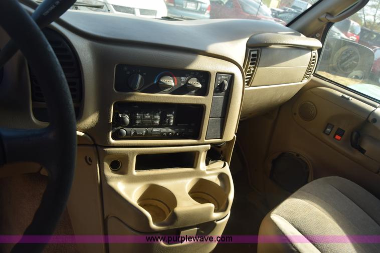 image for item K4912 2001 GMC Safari van