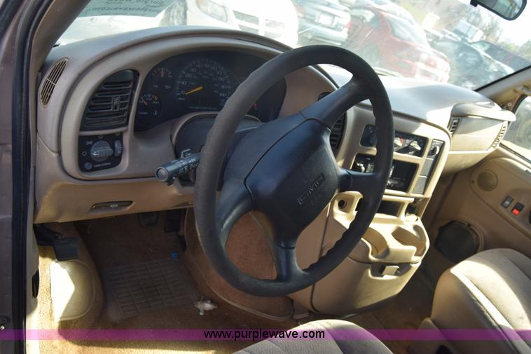 image for item K4912 2001 GMC Safari van