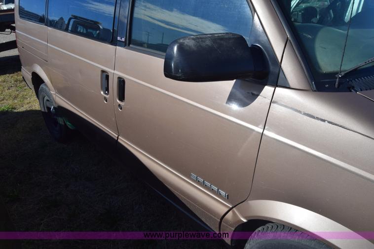 image for item K4912 2001 GMC Safari van