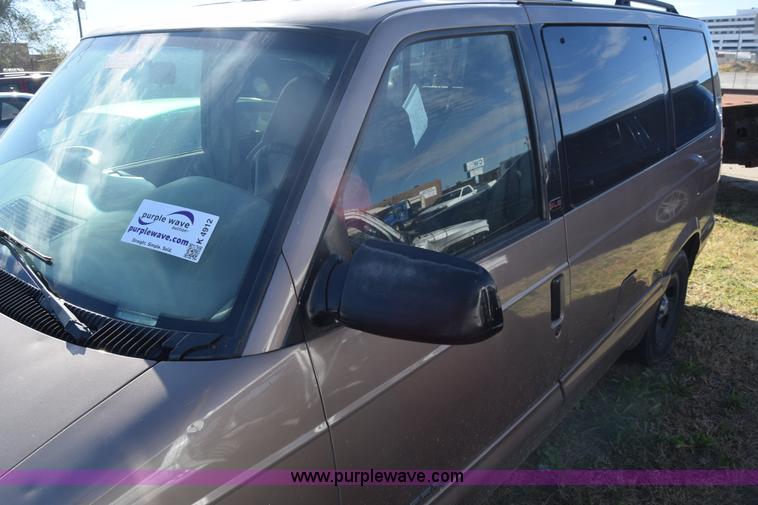 image for item K4912 2001 GMC Safari van