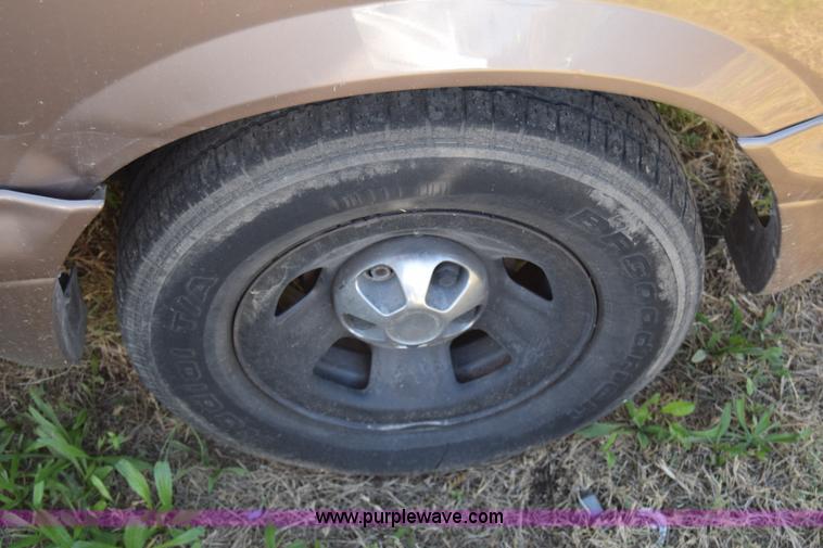 image for item K4912 2001 GMC Safari van