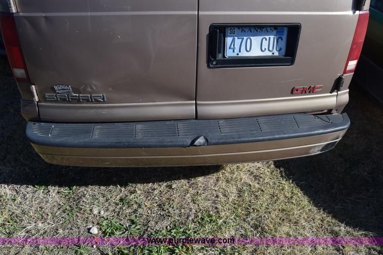 image for item K4912 2001 GMC Safari van