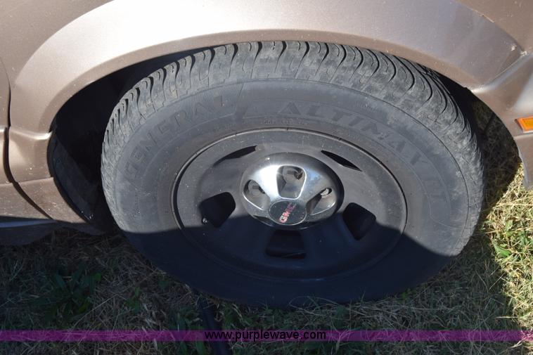 image for item K4912 2001 GMC Safari van