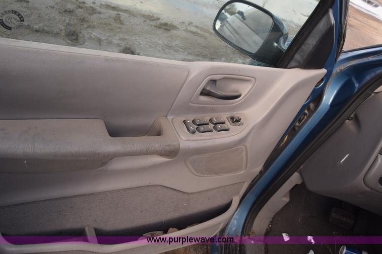 image for item K4923 2002 Ford Windstar SE van