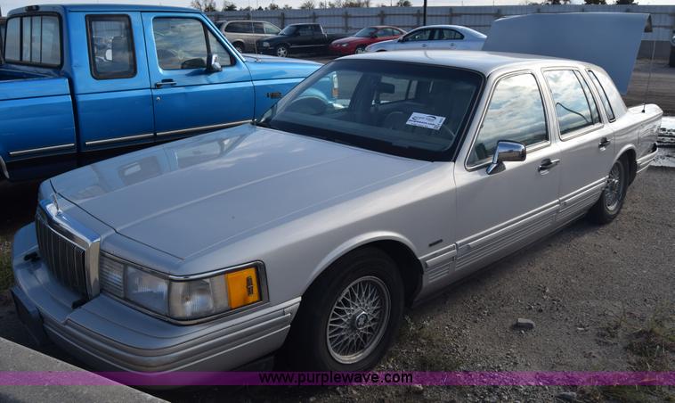 image for item K4924 1991 Lincoln Town Car Executive