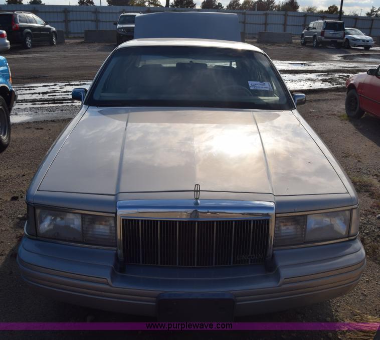 image for item K4924 1991 Lincoln Town Car Executive