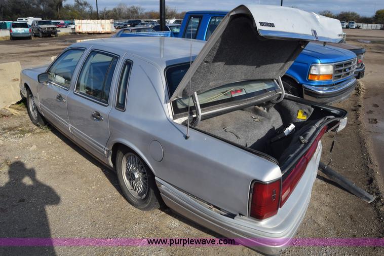 image for item K4924 1991 Lincoln Town Car Executive