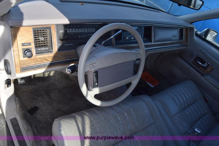 image for item K4924 1991 Lincoln Town Car Executive