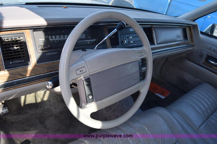image for item K4924 1991 Lincoln Town Car Executive