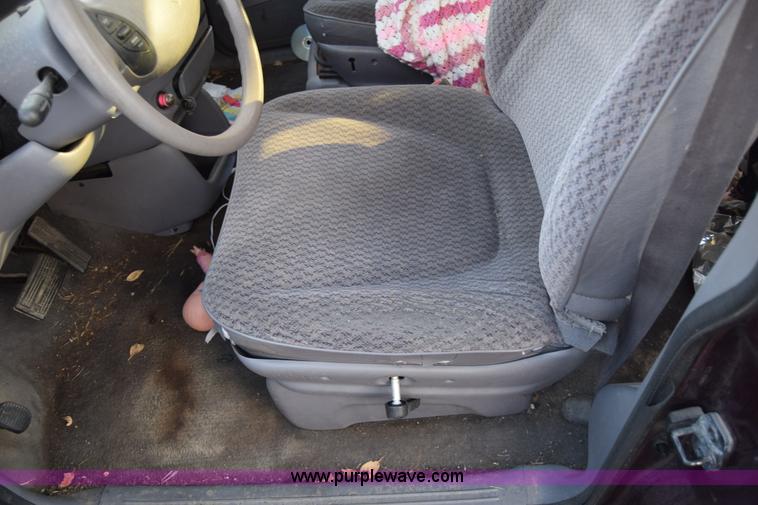 image for item K4933 2000 Dodge Grand Caravan van