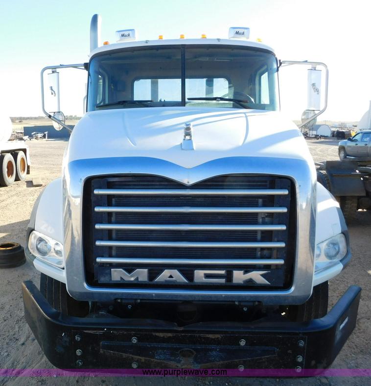 image for item AW9369 2006 Mack CT713 semi truck