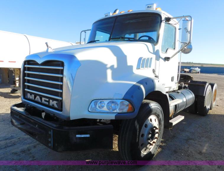image for item AW9369 2006 Mack CT713 semi truck