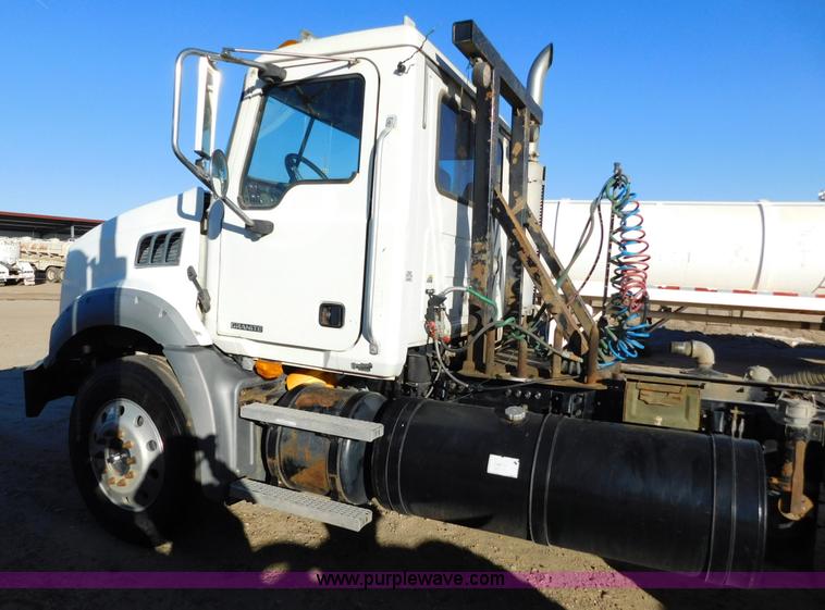 image for item AW9369 2006 Mack CT713 semi truck