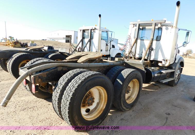 image for item AW9369 2006 Mack CT713 semi truck