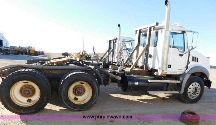 image for item AW9369 2006 Mack CT713 semi truck