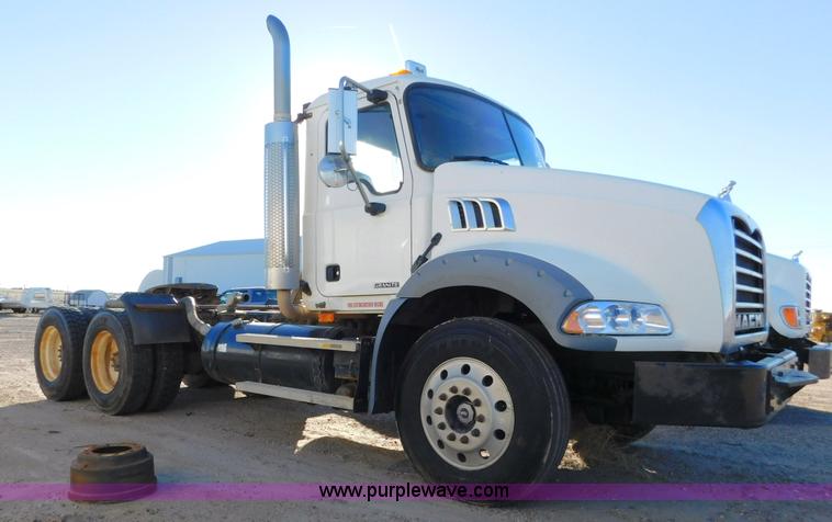 image for item AW9369 2006 Mack CT713 semi truck