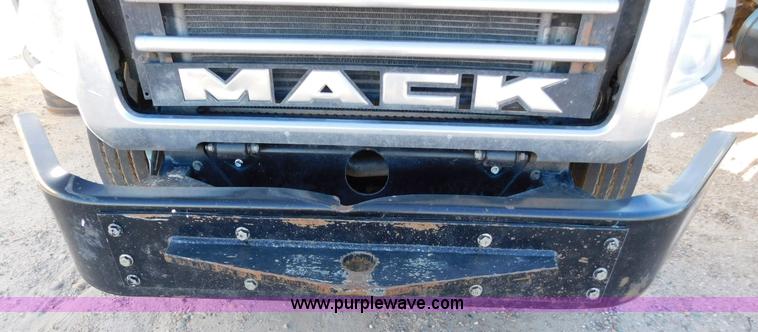 image for item AW9369 2006 Mack CT713 semi truck