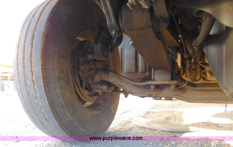 image for item AW9369 2006 Mack CT713 semi truck