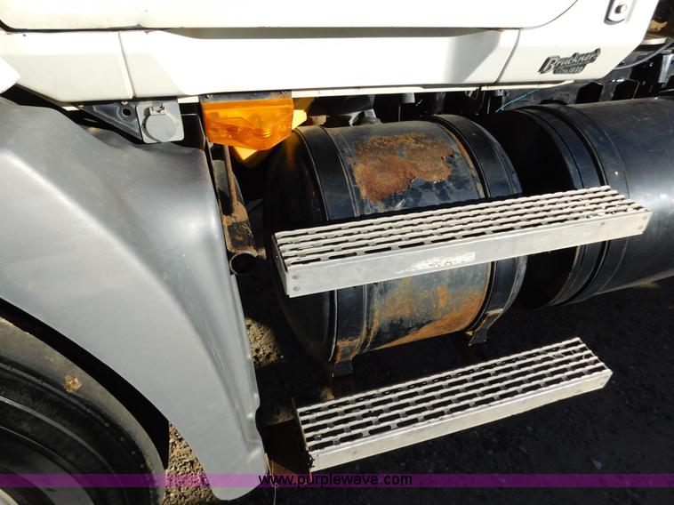 image for item AW9369 2006 Mack CT713 semi truck