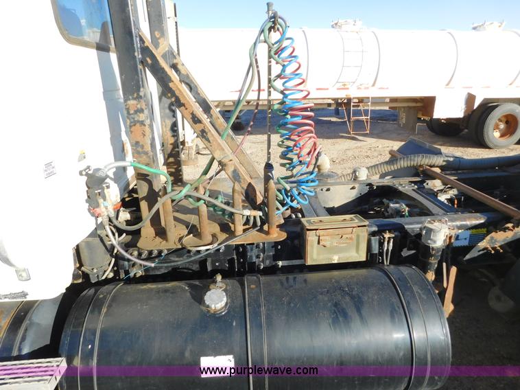 image for item AW9369 2006 Mack CT713 semi truck