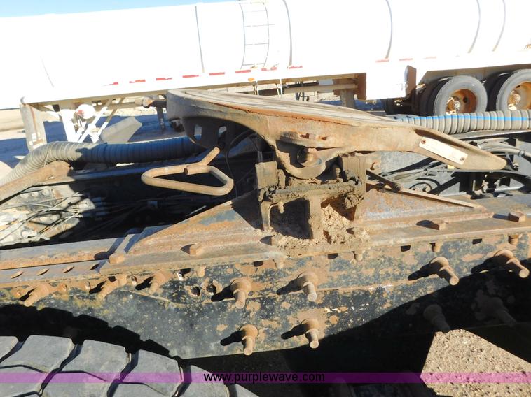 image for item AW9369 2006 Mack CT713 semi truck